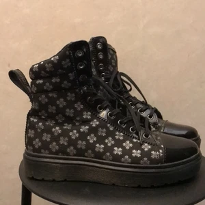 Dr Martens Airwair - Snygga Dr Martens Airwair With soles bouncing, i fint skick✨ Bida gärna från 200kr+frakt (63kr) 