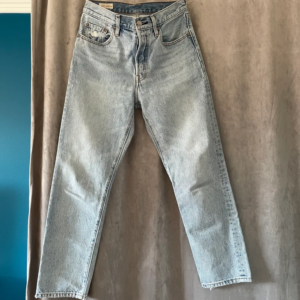 Levi’s 501 Crop i strl W27 L28. Jättefina jeans i ljusblå som kommer hålla i flera år. 550 kr . Jeans & Byxor.
