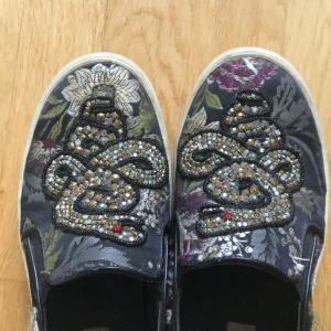 Steve madden shoes strl 38 - Säljer dessa fina skor från Steve Madden. Smutsen är lätt att tvätta bort. Säljer dom pga att jag inte använder de längre, frakt 80kr❤️