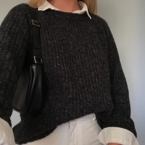 Stickad Tröja - Mörkgrå stickad tröja från märket Object. Jättefint skick, nypris: 400kr, mitt pris: 90kr +frakt 🥰