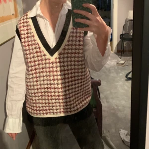 Väst från Zara - Superfin och cool väst från zara, använd endast 2 ggr, säljer eftersom att jag inte får mycket användning av den🤩✨, säljer för 150 eller högst bud plus frakt