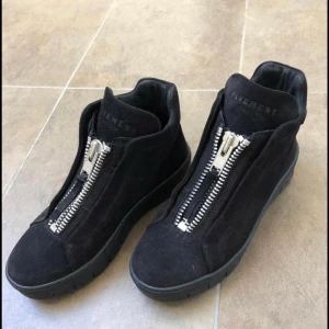 Pavement skor - Säljer mina superfina svarta skor då de inte riktigt är i min stil..  De är i mycket bra skick, men har märke inuti skorna vid hälen då jag satte dit plåster i början jag använde dem, men det är inget som syns eller märks av! Bara att höra av sig vid frågor!😊