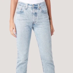 Levi’s 501 cropped mom jeans - Levi’s 501 mom jeans. Storlek 26 i waist och 28 i längd. Sitter som en small/36. Klassiska jeans i en ljus färg. Säljer på grund av för små. Jag är 168 och på mig sitter de bra i längden. Använda Max 5 gånger.