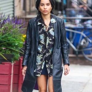 Zoë Kravitzs High Fidelity läderkappa - Köpte denna ascoola läderkappa som Zoë Kravitz har i serien High Fidelity, dock är den för stor för mig som är 170cm och vanligtvis en S. Jackan är S men skulle säga att den är en M. Insidan av jackan är rosa och har en praktisk inneficka. Jag har endast testat jackan, aldrig använt den. Nypris: 2 300kr 
