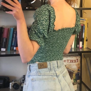 Blommig topp - Grön blus från NA-KD. Använd 1 gång. 