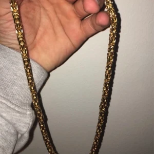 Kejsarlänk halsband 55-60cm lång - Ny och oanvänd Har ett underbart kistlås med en 18K stämpel på Väger ca 100gram 5mm bred
