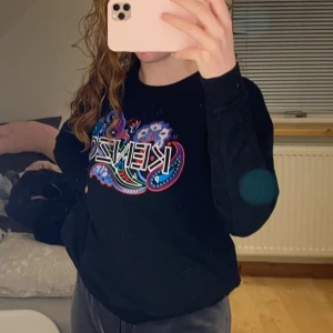 Kenzo  - Nästa än oanvänd kenzo sweatshirt i väldigt fint skick☺️Äkta kenzo. Säljer pga den it blir använd för de it min stil längre,men om flera vill ha får ni buda