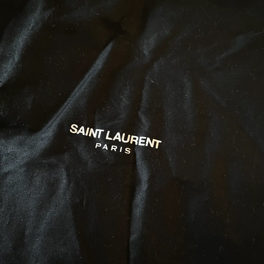 Saint Laurent dustbag, aldrig använt och i fint skick. Perfekt att förvara saker i. 35 cm hög och 24 cm bred.. Övrigt.