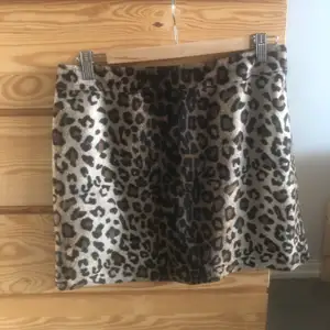 Leopard mönstrad kjol inköpt second hand. Blixtlås på sidan. Skrynkligt innefoder annars bra skick. Passar m men saknar lapp. 