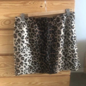 Leopard mönstrad kjol - Leopard mönstrad kjol inköpt second hand. Blixtlås på sidan. Skrynkligt innefoder annars bra skick. Passar m men saknar lapp. 