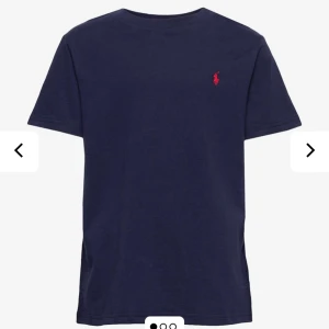 Ralph Lauren t-shirt  - Jag säljer en marinblå tshirt åt min pojkvän, den är oanvänd, samt en jätte bra passform på den.           Han vill sälja den för att han inte gillar färgen                              Nypris- 599 :)