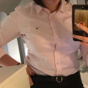Gant skjorta stl 40 - Skjorta i ljusrosa och vit från gant i stl 40, används tyvörr inte längre, frakt tillkommer!🤩
