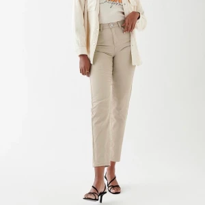 Trendiga vintage jeans från Gina - Snygga beiga jesns i vintage stil från Gina tricot i strlk. 38. Inköpta för 499kr, använd Max 2 gånger. Sitter som S/M, säljer pga kommer inte till användning, frakt tillkommer🦋