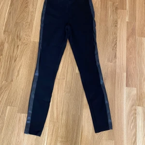 Byxor - Byxor med skin på sidan storlek S