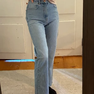 Jeans - Fina raka jeans som är sparsamt använda, färgen får ingen rättvisa på bilderna så är du intresserad tveka inte att skriva för fler bilder!🥰