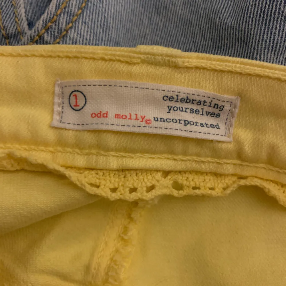 Säljer ett par super coola, gula jeans med brodyr på framsidan från odd molly. Bild två visar färgen bättre än bild ett. Tvätt sker innan paketet skickas och köparen står för frakten. Hör gärna av dig om det finns några funderingar💕💕 (Fler bilder finns). Jeans & Byxor.