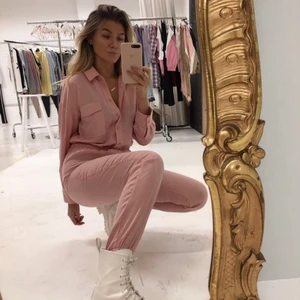 Jumpsuit - Rosa jumpsuit ifrån Missguided storlek 36, använd en gång 