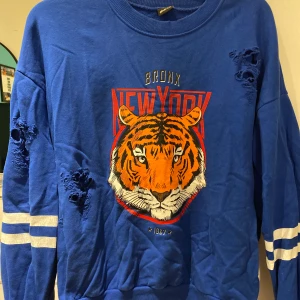 Storlek L - Meningen är att det ska vara hål på tröjan :) 