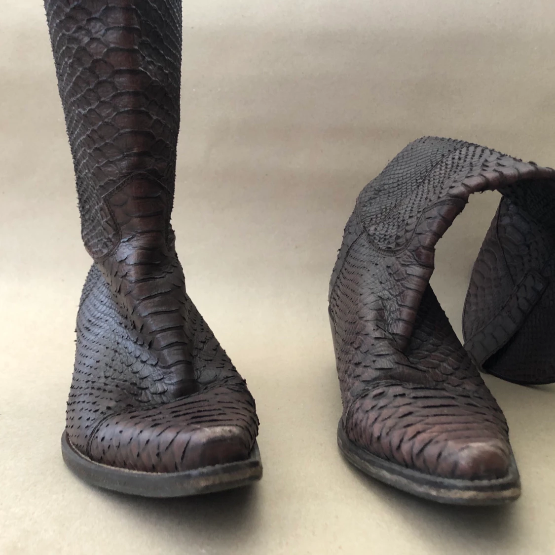 Skitsnygga bruna cowboy boots i ormskinnslook! - 90