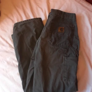 Vintage Carhartt carpenter pants - Ett par vintage carpenter pants från Carhartt. Passar bra på mig som är 177 och vanligtvis har 30/32 i byxor. Vintage condition. Bara att skriva om man har några frågor!