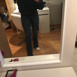 Äkta denim jeans, lågmidjade, mörkblå - Fått många komplimanger för dessa, men vill inte ha kvar dom då jag inte trivs i lågmidjat. Jättebra skick. Ord pris - 600 kr