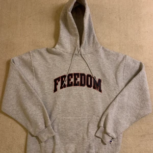 Vintage ”Freedom” Hoodie - Utmärkt kvalitet, inga fläckar, hål eller liknande. Size M och grå
