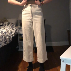 Manchesterbyxor vida - Vida manchesterbyxor i en beige färg, lite croppade nypris 350