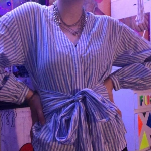 Blå och vit randig skjorta  - Blus från Vero Moda storlek xs med passar även på s. Köp för typ 400kr. Man knäpper den som en vanlig skjorta och knyter sedan banden som börjar på sidorna. Köparen betalar frakt. 