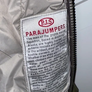 Parajumper jacka. Storlek s - Parajumper dun jacka! Använt några gånger. Bud från 1500. Nypris 4500. Senaste bud 2500.