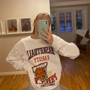 Vintage sweatshirt - Säljer denna sweatshirt med tryck. Helt ny aldrig använd med prislappen kvar! Köp är i USA på butik jag ej minns namnet på för 350kr. Stel S men oversize och väldigt skön! Buda!!! Minst 200 + frakt💓