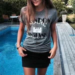 T-shirt från Marc Jacobs  - T-shirt från Marc Jacobs. Storlek S. Först till kvarn på alla plagg, ingen budgivning. Ange vilket pris du skulle vilja köpa plagget för så kan vi komma överens om ett bra pris där båda blir nöjda. 