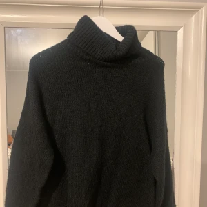 Stickad tröja med polo  - Stickad tröja från Lager157 med polokrage! Fint skick, nästan aldrig använd! Högsta bud får den och ev frakt betalar köpare