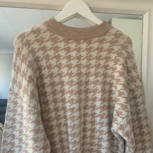 Stickad tröja - Snygg stickad tröja från hm, ALDRIG använd! Säljes pga det! Grymt fin! Ev frakt betalar köpare