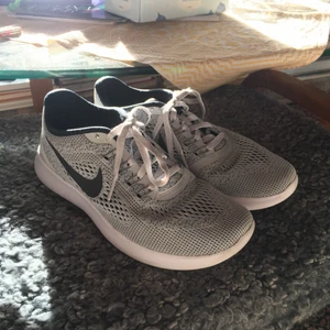 Nike Free run löparskor  - Nike freerun, väldigt sparsamt använda, storlek 39/40(25,5 cm) supersköna!