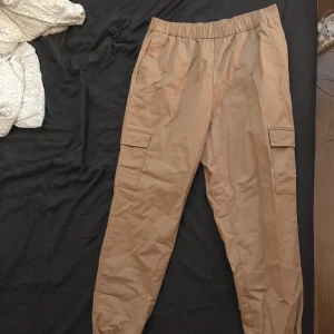 Cargo  - Ett par cargo pants i storlek 42, som inte kommer till användning. Kan hämtas i stockholm men går även att frakta!