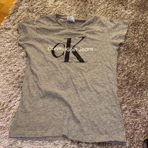 En fake Calvin Klein t-shirt. Den är köpt i USA för 2år sedan och använd många gånger men den är i ett bra skick tycker jag. KÖPAREN STÅR FÖR FRAKTEN