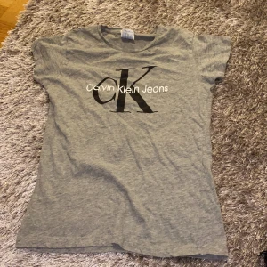 T-shirt storlek S,sitter som en XS - En fake Calvin Klein t-shirt. Den är köpt i USA för 2år sedan och använd många gånger men den är i ett bra skick tycker jag. KÖPAREN STÅR FÖR FRAKTEN