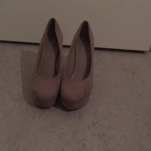  - Snygga höga klackar i färgen beige från bik bok. Använda men i bra skick. Lite slitningar vid sulorna men inget man lägger märke till. 

Frakt 65.