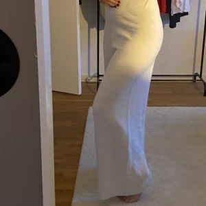 Byxor från NAKD - Snygga och väldigt sköna byxor från NAKD som tyvärr är för stora för mig i midjan, och därför aldrig använda. De är i storlek 34 men skulle nästan säga 36/38. Nypris ca 400 kr. Frakt tillkommer med 40 kr💞