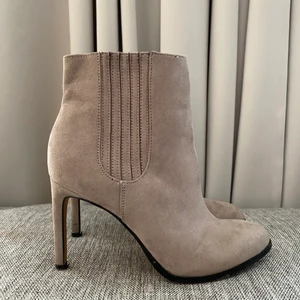 Stövletter - Gråa stövletter 🤍🤍🤍 Använda ett fåtal gånger