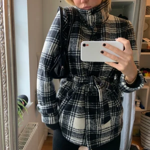 Rutig kappa med hög hals - Världens skönaste kappa med en gosig hög hals. Materialet är varmt och väldigt gosigt. Denna jacka är inköpt förra vintern för 999kr och säljer denna på grund av att jag har för mycket jackor och någon måste bort 🥺. Halsen på jackan är en väldigt snygg detalj som också värmer väldigt bra på vintern! Hör av er ifall ni vill ha fler bilder ❤️ fraktkostnad kommer tillkomma på 63kr och då är den även spårbar. ☺️