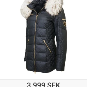 Rock and blue Eve - Säljer min RockAndBlue med gulddetaljer och en fin vit, äkta päls. Storlek 32 och passar alltså en XS- liten S. Använd några fåtal gånger så den är i väldigt fint skick. 1600:-, pris kan diskuteras vid snabb och smidig affär. 🌸