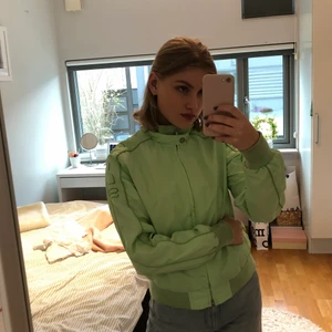 Pastellgrön tunnare jacka! - Ljusgrön seglarjacka från North Sails, tål lite regn och blåst. Mycket fint skick. Storlek S. 70kr+frakt! Ett riktigt kap då jackor från märket annars kostar mellan 1000-2000kr! OBS skriv endast vid seriöst intresse