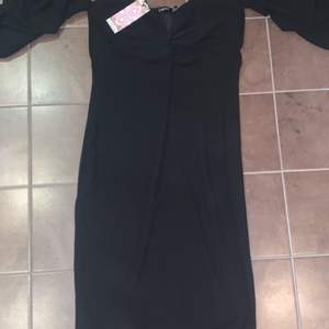 Super snygg svart bodycon klänning för kurviga tjejer 😍 Klänningen är aldrig använd och köptes på Boohoo. Säljer då den är för stor. 
