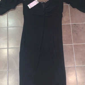 OANVÄND curve bodycon klänning - Super snygg svart bodycon klänning för kurviga tjejer 😍 Klänningen är aldrig använd och köptes på Boohoo. Säljer då den är för stor. 