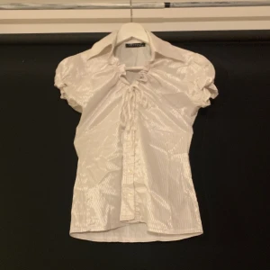 Kortärmad skjorta  - Jag råkade köpa fel storlek så den är för liten på mig 