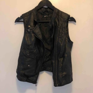  - Skinnväst i nyskick 50 kr eller bud 