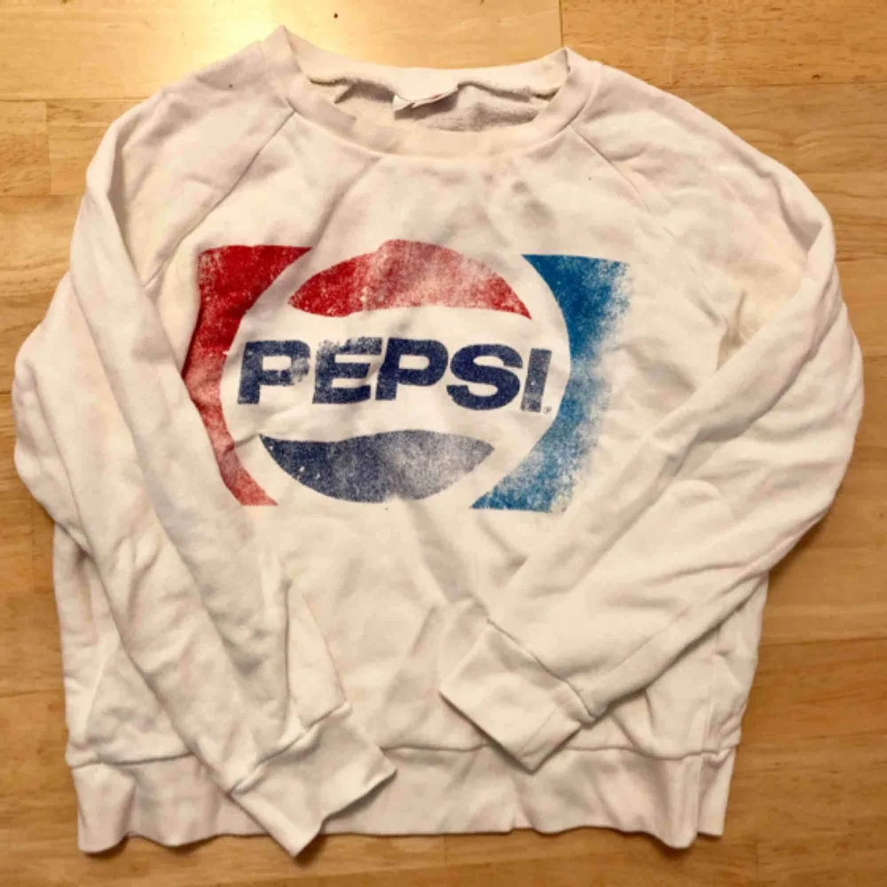Pepsi tröja från Bikbok. Sparsamt använd så i fint skick. Köparen står för frakten!. Tröjor & Koftor.