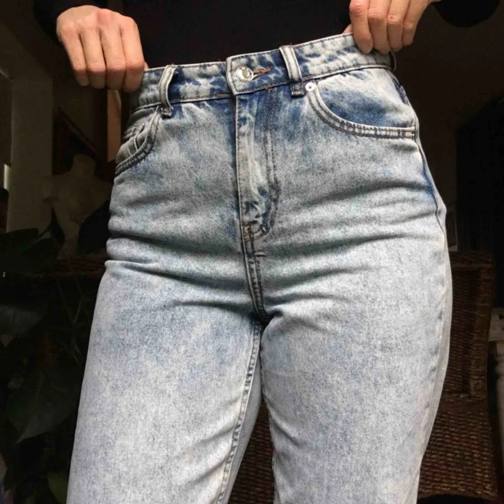 Stentvättade jeans köpta i London. De är i stl 38 men har krympt i tvätten. Endast använda 1 gång och i nyskick. Väldigt snygg fit. Möter upp i Malmö/Lund eller fraktar mot kostnad.. Jeans & Byxor.