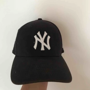  - Snygg keps som jag köpte för något år sen men aldrig använt då det inte helt är min stil. Nyskick! 